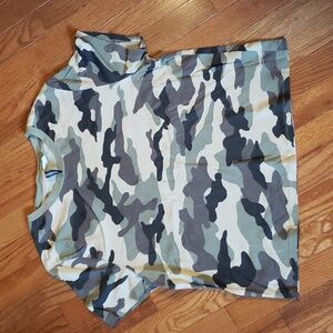 JUNIORS GIRLS CAMO SHORT SLEEVE TOP, SIZE XL, LIKE NEW!